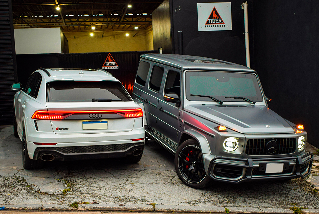 Veículos blindados Audi RS Q8 e Mercedes-Benz G63 na fábrica da Tiger