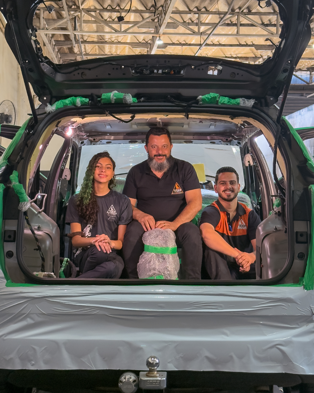 Equipe Tiger Blindadora na fábrica